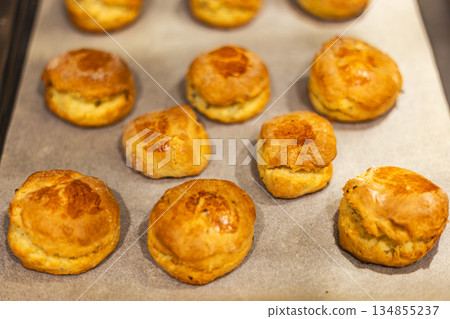 剛出爐的英式金黃司康烘焙點心 134855237
