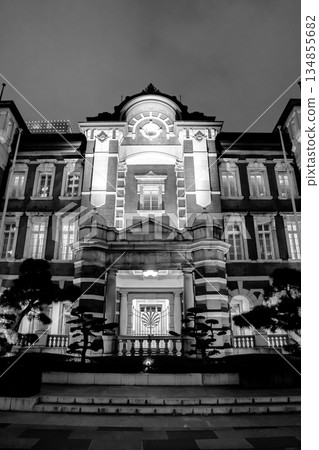 從丸之內站廣場拍攝的東京站夜景(龍野式文藝復興風格設計),用於報紙廣告 從丸之內站廣場拍攝的東京站夜景(龍野式文藝復興風格設計),用於報紙廣告 134855682