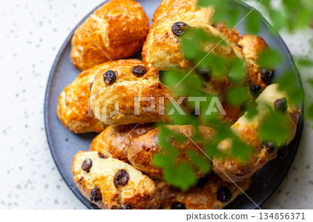 一盤金黃酥脆的葡萄乾司康 134856371