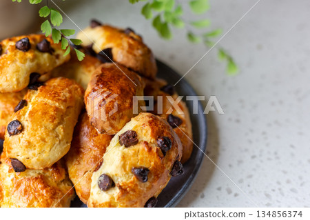一盤金黃酥脆的葡萄乾司康 134856374