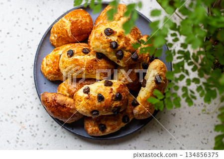 一盤金黃酥脆的葡萄乾司康 134856375