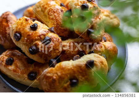 一盤金黃酥脆的葡萄乾司康 134856381