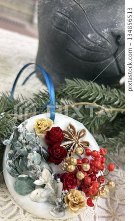 聖誕花圈與紅色蠟燭 蠟燭藝術 聖誕花圈與紅色蠟燭 蠟燭藝術 134856513