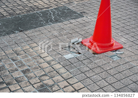 戶外走道：在破損的磁磚區域放置立柱 134856827