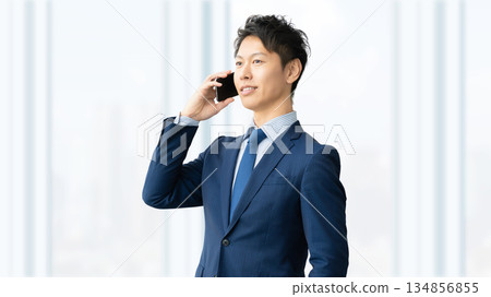 微笑的男性商人在智慧型手機上交談 134856855