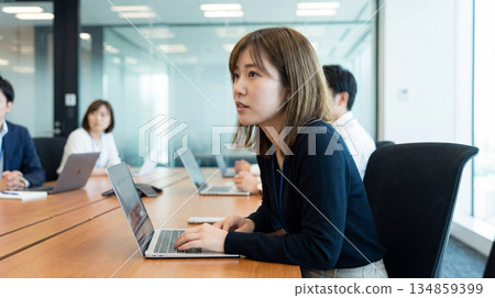 一位女士在會議室開會 134859399