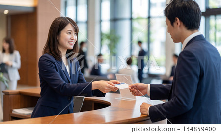 在辦公室前台工作的女士 134859400