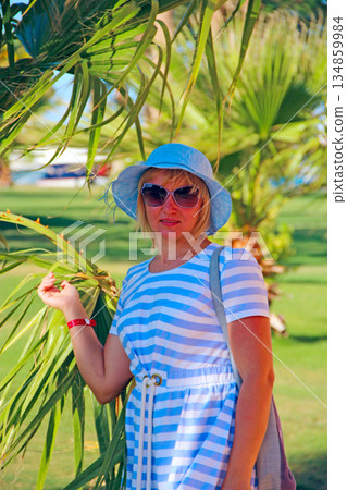Fashionable woman in hat and sunglasses enjoying summer vacations 134859984