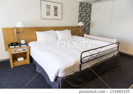 Japanese business hotel guest rooms 134860105
