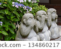 繡球花和可愛的地藏菩薩像 134860217