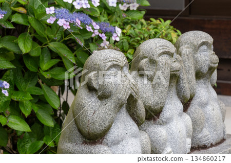 繡球花和可愛的地藏菩薩像 134860217
