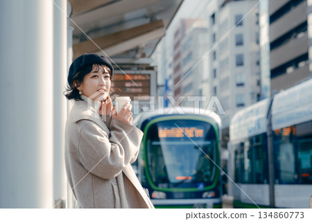 一位三十多歲的女性在車站月台上喝咖啡的生活場景 134860773