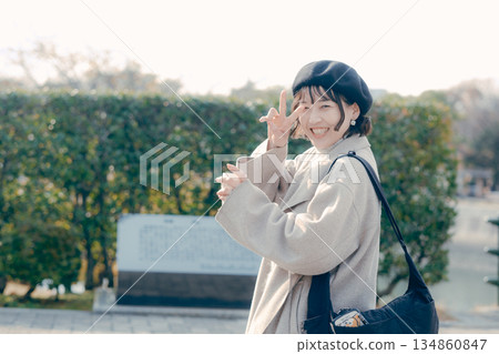 A woman in her 30s walking happily while exploring a tourist spot 134860847