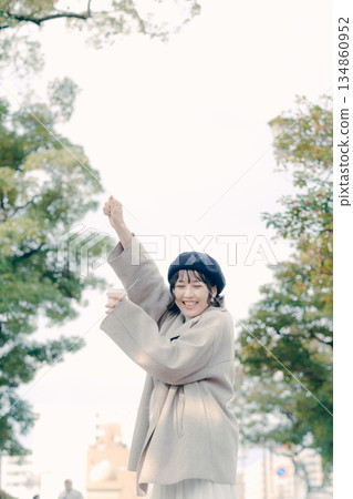 一位三十多歲的女性在藍天下放鬆伸展身體的肖像 一位三十多歲的女性在藍天下放鬆伸展身體的肖像 134860952