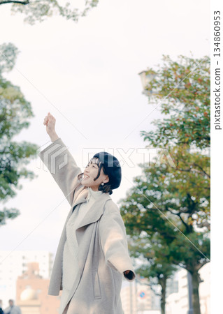 一位三十多歲的女性在藍天下放鬆伸展身體的肖像 134860953