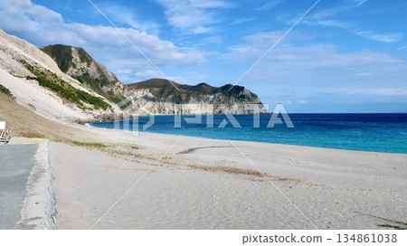 Tako Bay Beach on Kozushima Island, Tokyo 134861038