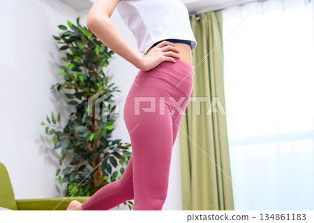 保加利亞深蹲 - 年輕女子穿著瑜珈服在室內進行下半身訓練 - 提臀 - 塑形 134861183