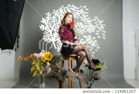 坐在椅子上的年輕女子 坐在椅子上的年輕女子 134861207