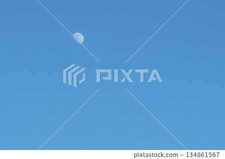 12月30日,一輪明月懸掛在冬日蔚藍的夜空中。 12月30日,一輪明月懸掛在冬日蔚藍的夜空中。 134861567