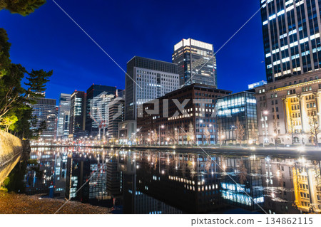 東京：年底的丸之內和皇居馬巴薩基堀護城河 134862115