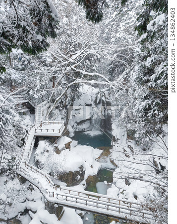 Yumori Valley (winter): Ryujin Falls 134862403