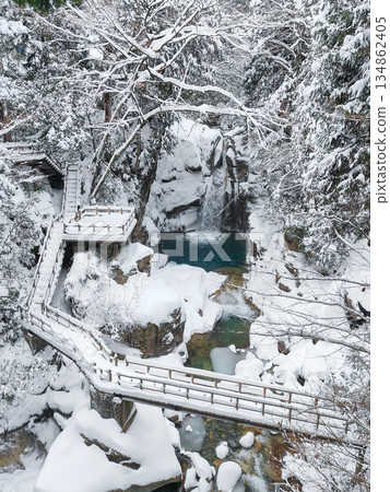 Yumori Valley (winter): Ryujin Falls 134862405