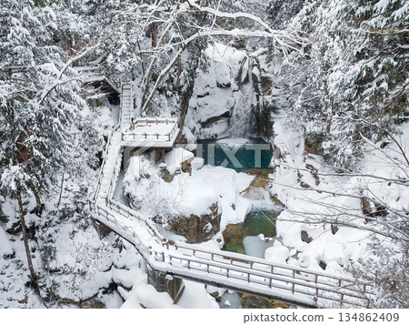 Yumori Valley (winter): Ryujin Falls 134862409