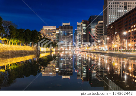 東京:皇居和田倉護城河及丸之內夜景 東京:皇居和田倉護城河及丸之內夜景 134862442