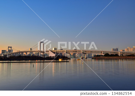 Odaiba Seaside Park: Rainbow Bridge and pier at dusk 134862554