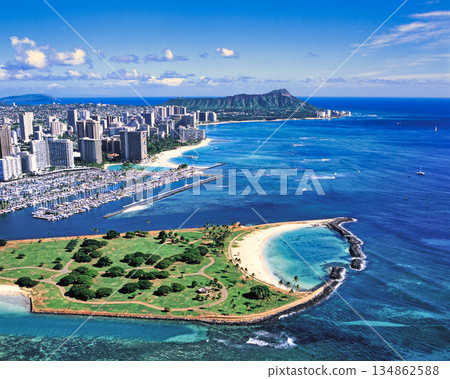 俯瞰瓦胡島威基基海灘的絕美景色 134862588