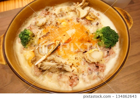 Scallop, crab and broccoli gratin 134862643