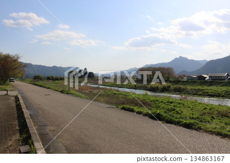 丹波市的春天,櫻花盛開,位於兵庫縣柏原市冰上町。 丹波市的春天,櫻花盛開,位於兵庫縣柏原市冰上町。 134863167