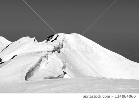 在剩餘的雪季攀登北阿爾卑斯山的奧大日山頂峰，用於報紙廣告 134864060