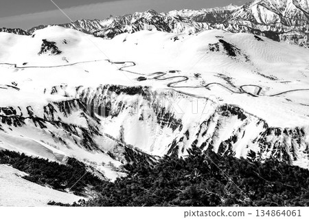 Snow Valley seen from the summit of Mt. Oku-Dainichi. Climbing Mt. Oku-Dainichi in the Northern Alps during the remaining snow season. For newspaper advertisement. Snow Valley seen from the summit of Mt. Oku-Dainichi. Climbing Mt. Oku-Dainichi in the Northern Alps during the remaining snow season. For newspaper advertisement. 134864061