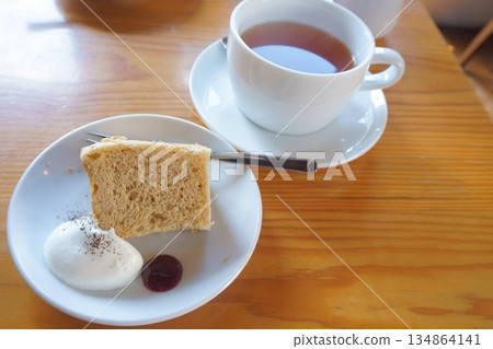 美味的戚風蛋糕和茶 134864141