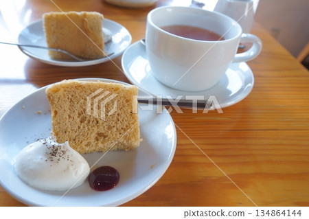 戚風蛋糕和茶具 134864144