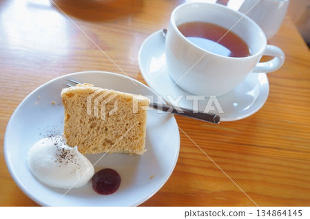 戚風蛋糕佐奶油、果醬和茶 134864145