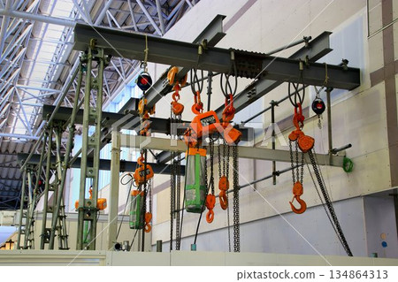 Assembled to replace the station escalator... Hanging point for loading and unloading work 134864313