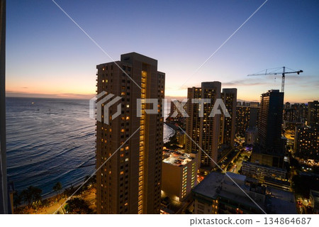 威基基晚上視圖 134864687