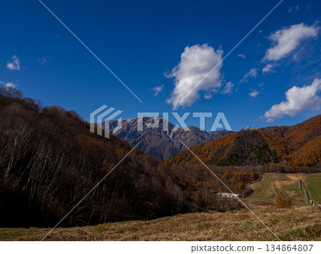 Autumn mountains with red leaves, autumn scenery, Nagano Prefecture Autumn mountains with red leaves, autumn scenery, Nagano Prefecture 134864807