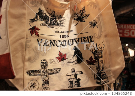 溫哥華是北美領先的多元文化城市，推薦旅遊景點包括史丹利公園和肉汁起司薯條。 134865248