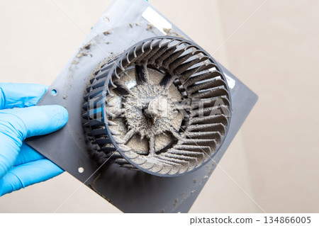 通風風扇上有污垢、灰塵和黴菌 通風風扇上有污垢、灰塵和黴菌 134866005