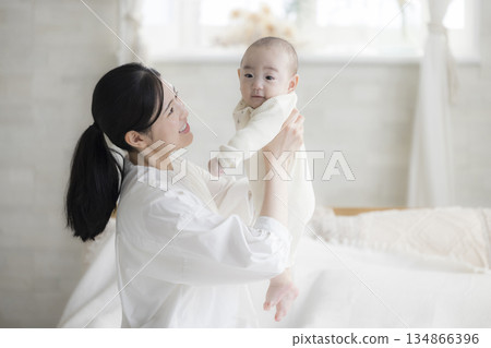 年輕的母親照顧她的孩子 134866396