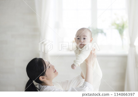 年輕的母親照顧她的孩子 134866397