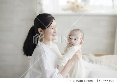 年輕的母親照顧她的孩子 134866398