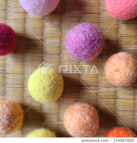 Felt balls lined up on a tatami mat Felt balls lined up on a tatami mat 134867009