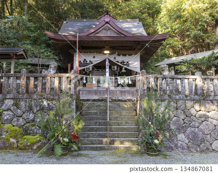 A shrine decorated with Kadomatsu 134867081