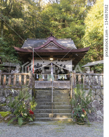 A shrine decorated with Kadomatsu 134867082