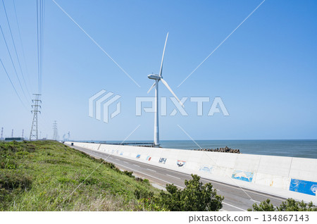 茨城縣神棲市海岸線(從俯瞰海風的山丘上眺望) 茨城縣神棲市海岸線(從俯瞰海風的山丘上眺望) 134867143