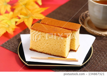 日式秋季背景與卡斯蒂拉 134867321